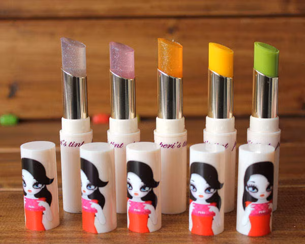 Peripera Tint Jelly (giá 270.000 đồng): Peripera Jelly Tint là là một loại son thạch giá mềm với 6 màu chính, trong đó có 3 thiết kế trong veo tạo màu rất nhẹ. Ba màu còn lại là vàng, xanh lá, xanh dương khi tô lên môi tùy sắc độ mà sẽ có sự thay đổi khác biệt.