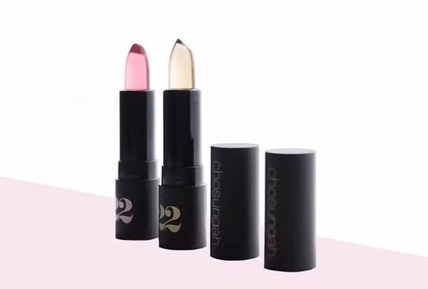 Dòng son thạch gây sốt đầu tiên là Cho Sung Ah Ver22 Flavorful, giá 400.000 đồng: Cho Sung Ah – cái tên đứng sau Ver.22 (Chosungah 22) – cũng chính là người tạo ra cơn sốt son thạch. Chuyên gia trang điểm Hàn Quốc này là gương mặt thường xuyên góp mặt trên các tạp chí, chương trình làm đẹp uy tín và được nhiều sao Hàn tin tưởng.