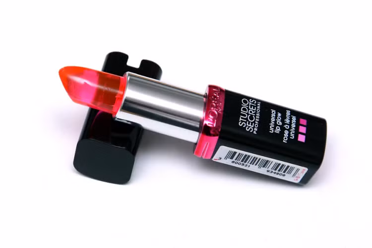 L’oréal Studio Secrets Universal Lip Glow (giá 400.000 đồng): Thương hiệu mỹ phẩm Pháp L’oréal có son bóng dạng thỏi trong suốt với tên gọi Studio Secrets Universal Lip Glow.