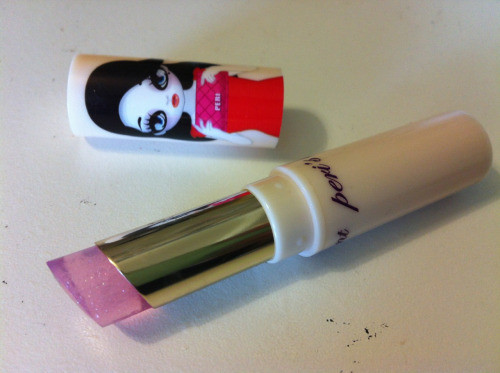 Tuy nhiên son Peripera lại không hợp với những nàng có môi thâm vì sắc son rất nhạt. Muốn màu chuẩn hơn, bạn có thể dùng che khuyết điểm phủ một lớp nhẹ lên môi sau đó mới tô son như bình thường.