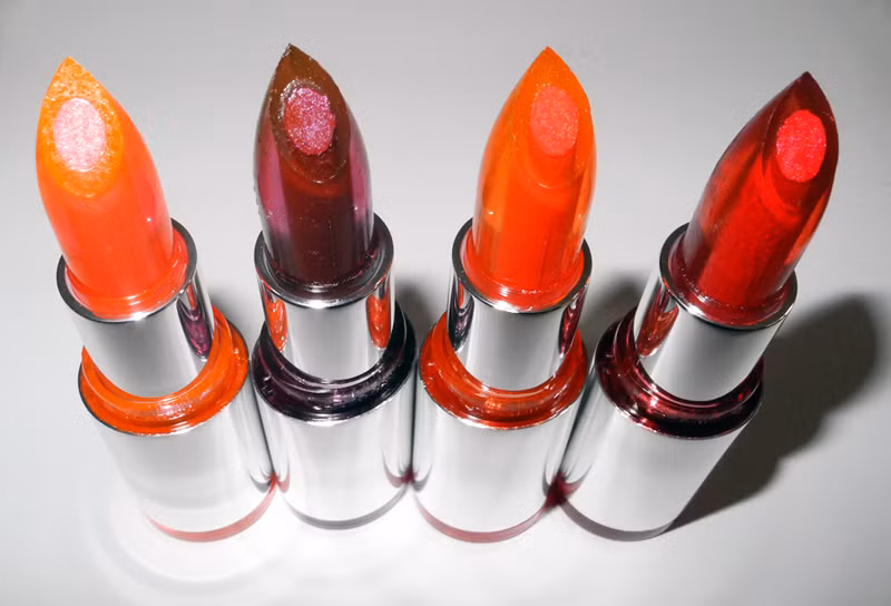 Đây là thanh son dưỡng có 2 phần, lớp vỏ trong suốt như pha lê bên ngoài giúp người dùng nhìn xuyên thấu lõi bên trong.