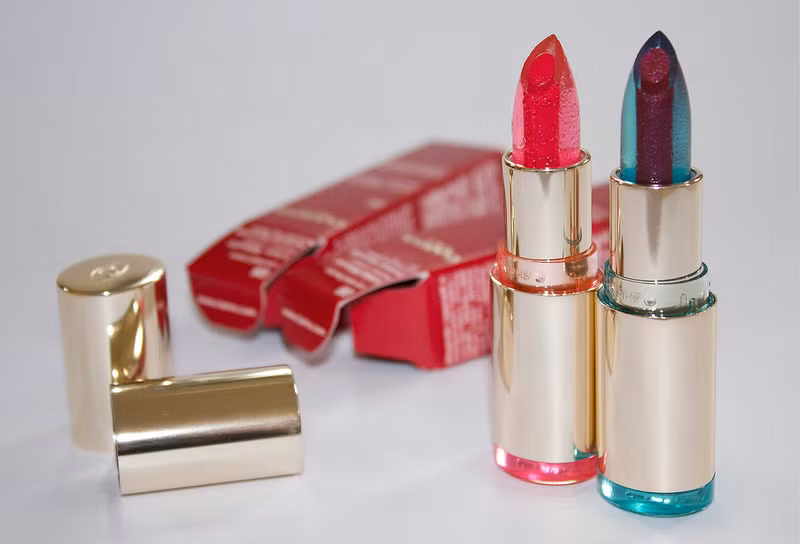 Dòng son này được xem là một thiết kế có sự cải tiến vượt bậc, kết hợp một lúc cả 3 kiểu son: son dưỡng, son lì và son bóng.