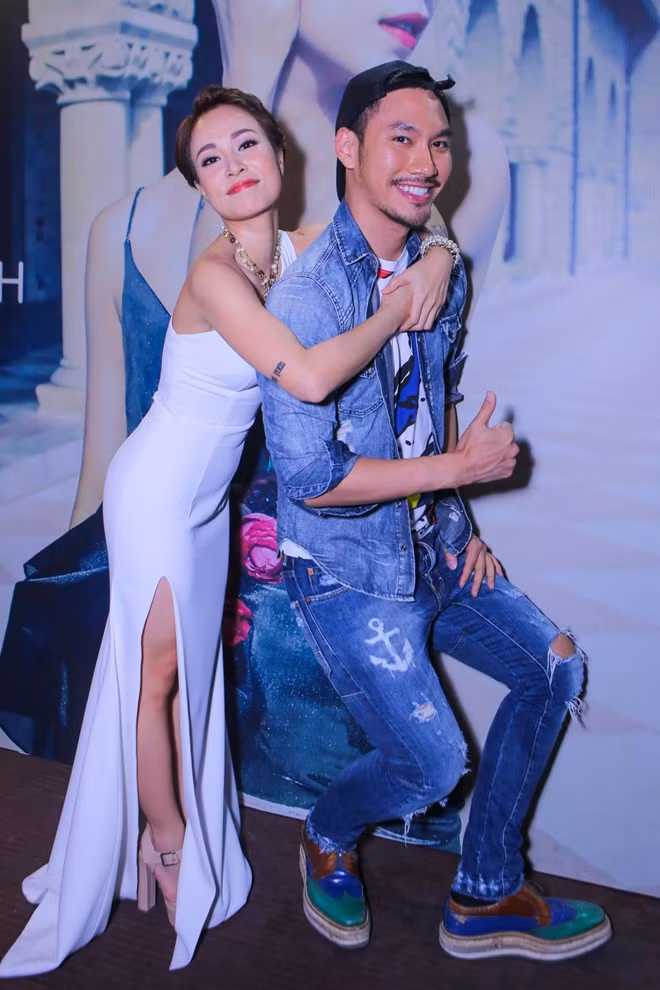 Uyên Linh bảo, cô yêu thích những thiết kế của Lý Quý Khánh vì sự đơn giản nhưng tinh tế.