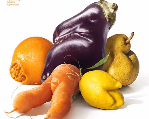 Từ đầu năm 2014, Intermarché, một trong ba chuỗi siêu thị lớn nhất nước Pháp, đã khởi động chiến dịch: Bán giảm giá 30% với các loại trái cây, rau củ kỳ lạ, hình dáng bị biến dạng.