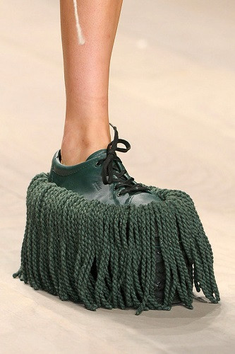 Đôi giày lấy ý tưởng từ chiếc chổi lau nhà.