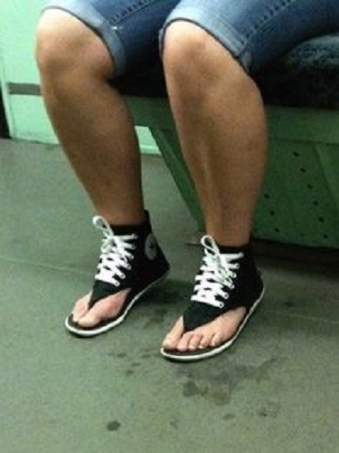 Đôi giày xỏ ngón lạ mắt cho nam giới.