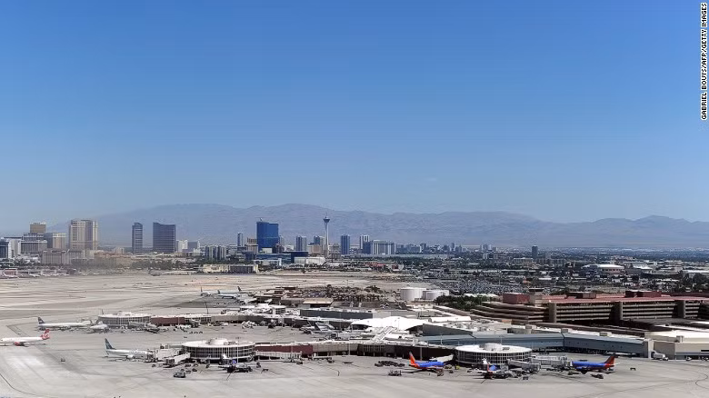 Sân bay quốc tế Las Vegas McCarran, Mỹ: Sân bay này được thiết kế nằm giữa thành phố Las Vegas luôn sáng rực rỡ cả ngày lẫn đêm. Do đó, mỗi khi hạ cánh, chỉ cần nhìn qua cửa sổ du khách sẽ thấy toàn bộ thành phố huyền diệu nổi lên giữa sa mạc.