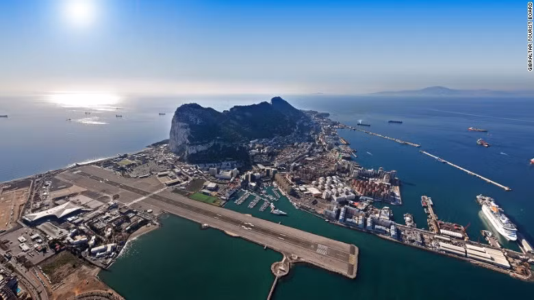 Sân bay Gibraltar, Anh: Cách trung tâm thành phố chỉ 500 m, đường băng của sân bay Gibraltar cũng là một trong những đại lộ chính trên đảo. Người đi bộ và ô tô di chuyển ở đây phải dừng gọn vào hai bên đường băng mỗi khi có máy bay cất hay hạ cánh.