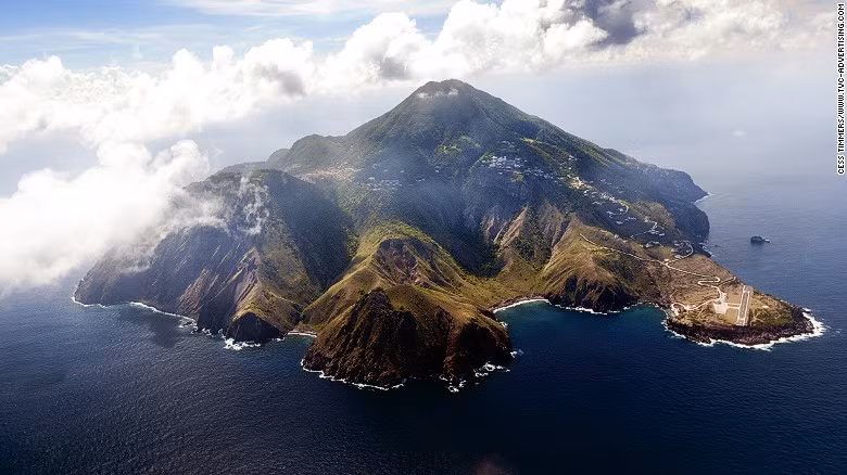 Sân bay Saba (Juancho E Yrausquin), Hà Lan: Juancho E Irausquin là sân bay duy nhất trên đảo Saba, một đặc khu của Hà Lan ở vùng Caribean. Tọa lạc bên sườn núi, nơi đây có đường băng thương mại ngắn nhất thế giới (395 m) với hai đầu là biển. Do đó, chỉ những máy bay nhỏ và trực thăng mới có thể hạ cánh ở đây.