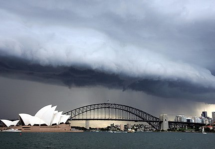 Đám mây khổng lồ như sóng thần trải dài nhiều km và phủ kín cả thành phố Sydney.