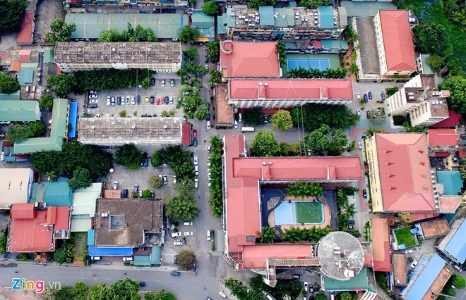 Khách sạn này tọa lạc trên khu đất 3,5 ha nằm trên đường Đào Duy Anh (quận Đống Đa) với thời hạn thuê 50 năm kể từ năm 1993, tiền thuê đất được trả hàng năm. Tiền thân của khách sạn Kim Liên là khách sạn Bạch Mai được thành lập năm 1961. Khách sạn hiện có 9 toà nhà, 437 phòng và 5 nhà hàng.