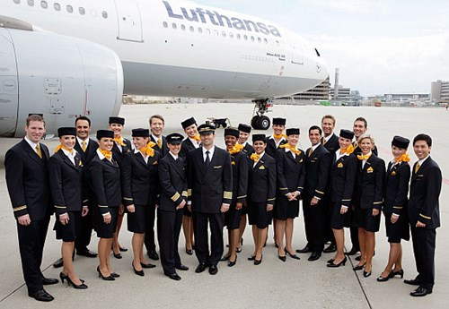 Đồng phục tiếp viên của hãng hàng không Đức Lufthansa khá thanh lịch và kín đáo. Đồng phục tiếp viên của hãng là áo vest đen, sơ mi trắng lịch sự, kết hợp với chiếc mũ đồng màu.