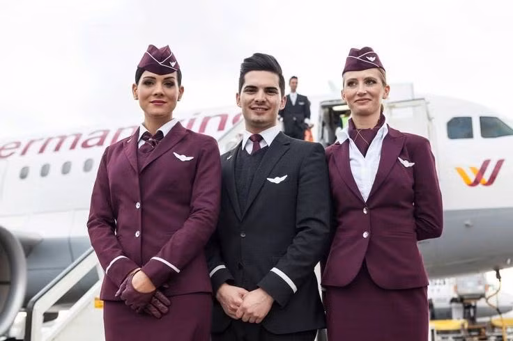 Đội ngũ tiếp viên của hãng hàng không Germanwings được trang bị bộ đồng phục màu đỏ mận trông khá cuốn hút.