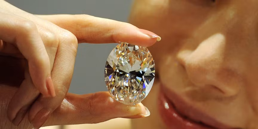 6. The 118.28-Carat Oval (30,6 triệu USD): Viên kim cương trắng 118.28-carat hình quả lê này đã được bán với giá 30,6 triệu USD ở nhà cái Sotheby's đấu giá tại Hong Kong năm 2013. Chỉ sau 6 phút chào bán, viên kim cương đẹp không tì vết này đã thuộc về một người giấu mặt sau một cuộc trả giá qua điện thoại.