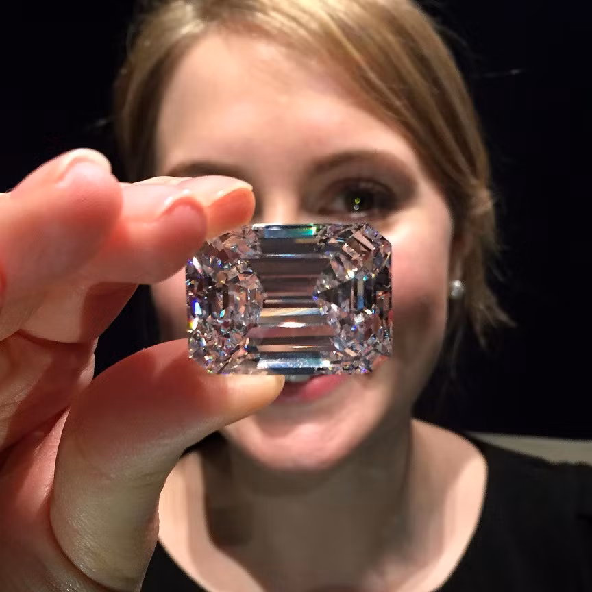 9. The “Perfect” Diamond (22 triệu USD): “Viên kim cương này thực sự hoàn hảo như chính cái tên của nó", bà Lisa Hubbard, Chủ tịch mảng trang sức của nhà đấu giá Sotheby tại châu Mỹ cho biết. The “Perfect” Diamond (Kim cương Hoàn hảo) có độ tinh khiết được xếp vào loại D (loại hoàn hảo nhất) và đang được bán hồi đầu năm nay với giá 22 triệu USD.