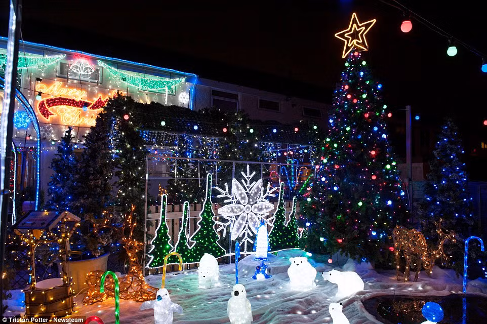 Nhà Dave Edwards ở Cheltenham Drive, Bromford, Birmingham (Anh) được trang hoàng lộng lẫy đón Giáng sinh.