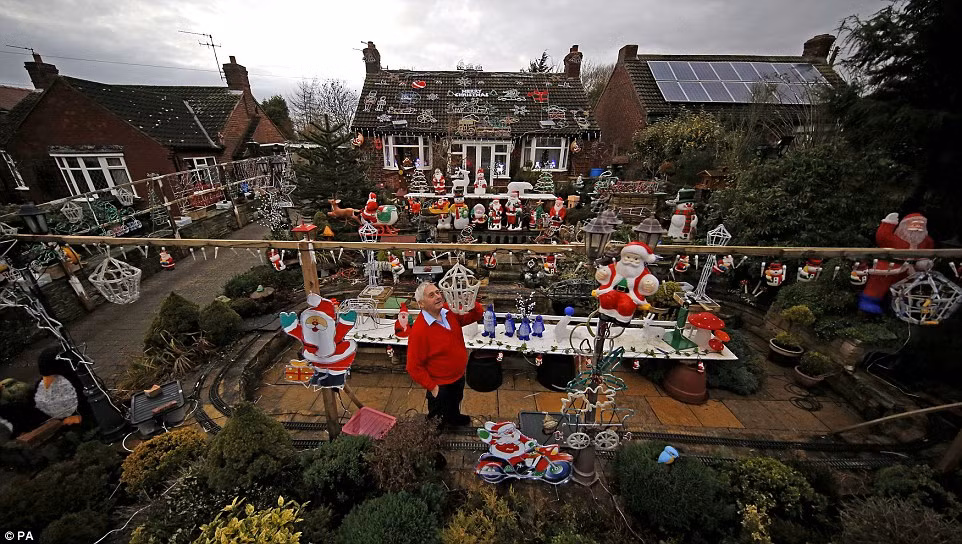 Ông Eric Marshall ở Bắc Yorkshire (Anh) mất 4 tuần để trang hoàng nhà cửa đón Giáng sinh.