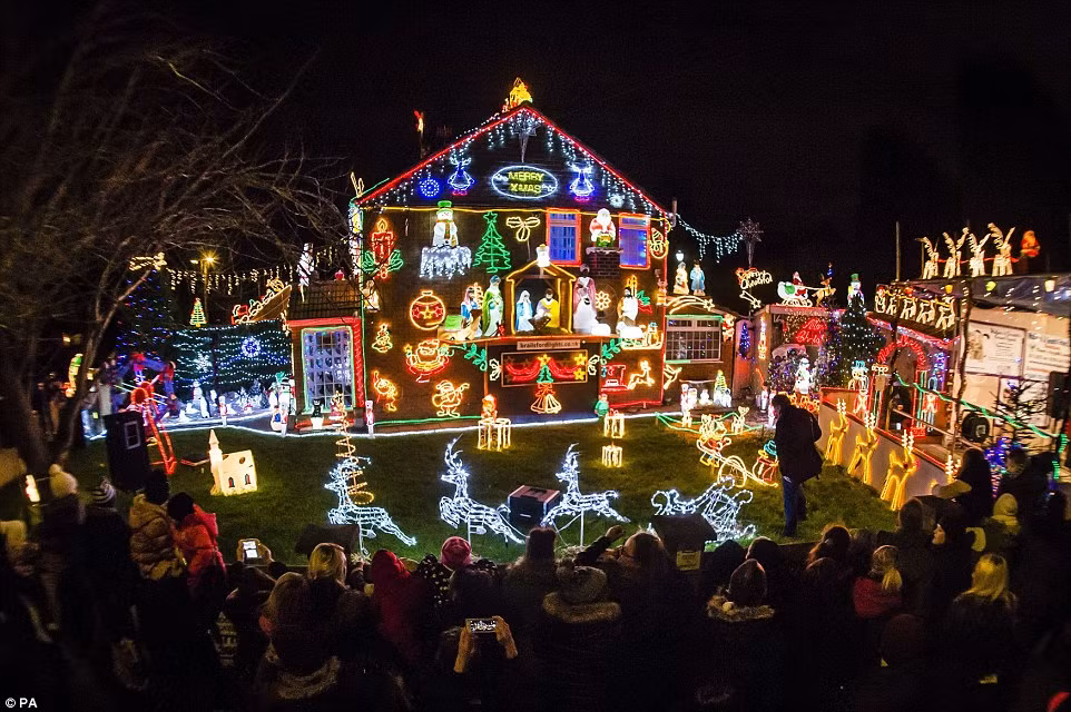 Hơn 1.000 người đã đổ về ngắm nhìn ngôi nhà trang hoàng lung linh của anh em Lee và Paul Brailsford ở Bristol (Anh). Họ đã bắt đầu trang hoàng nhà cửa đón Giáng sinh từ đầu tháng 10 và hoàn thành trong vòng 6 buổi cuối tuần.