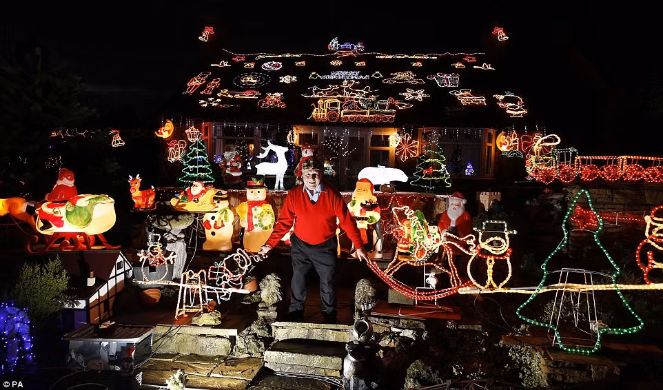 Ông Eric Marshall, 75 tuổi, đang trang hoàng nhà cửa đón Giáng sinh ở Bagby, North Yorkshire (Anh). Ông đã bỏ ra bốn tuần để cài đặt bóng đèn chiếu sáng quanh nhà. Công trình nàythu hút du khách từ khắp mọi miền đất nước đến tham quan.