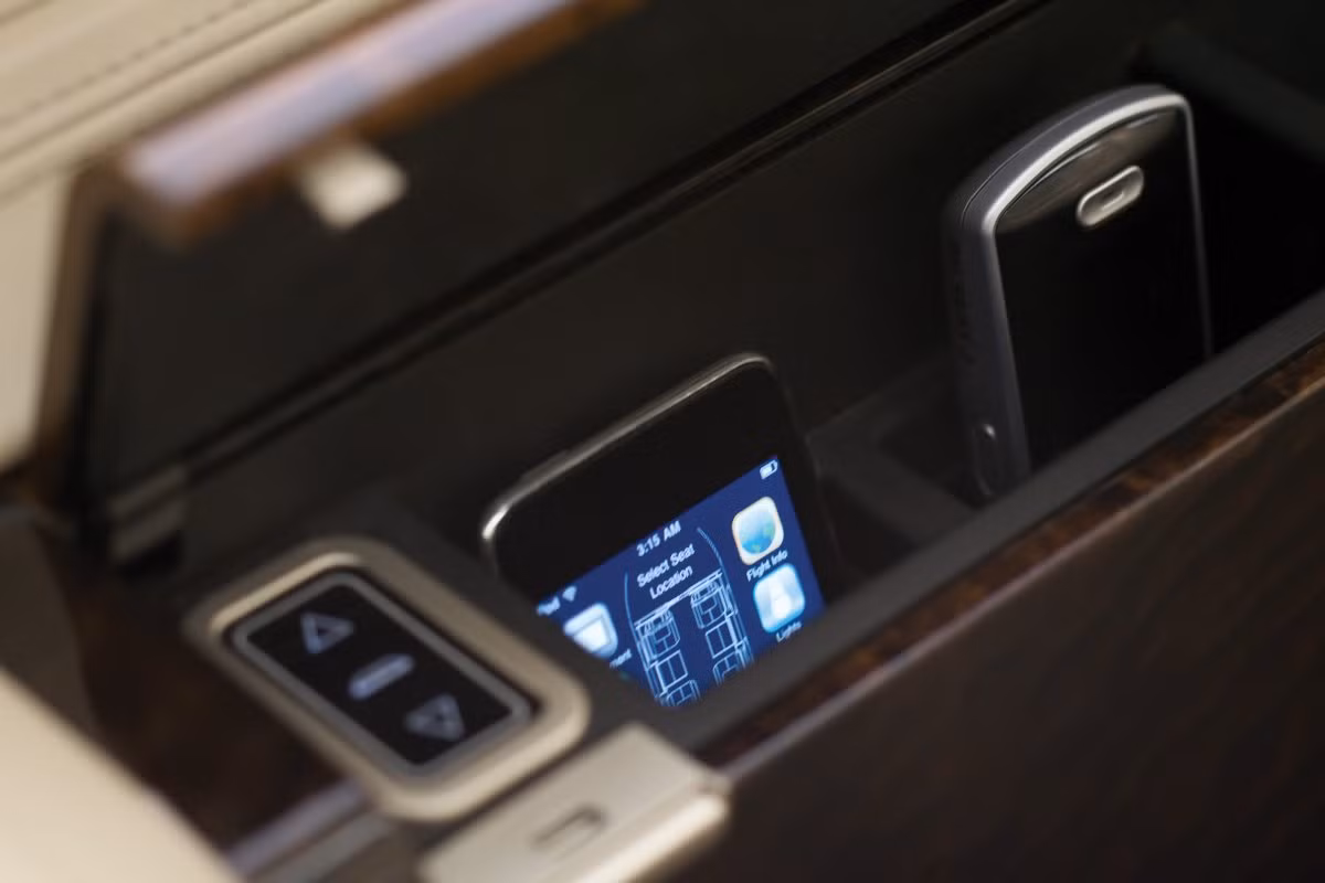 Hành khách có thể dùng ứng dụng iPhone để điều khiển TV, ánh sáng và tấm che cửa sổ.