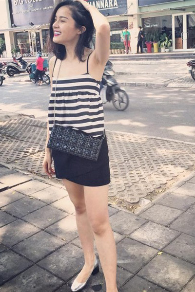 Hạ Vi đeo chiếc clutch dài màu đen hiệu Dior có giá khoảng 27 triệu đồng.