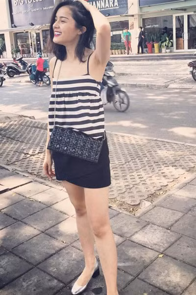 Hạ Vi đeo chiếc clutch dài màu đen hiệu Dior có giá khoảng 27 triệu đồng.