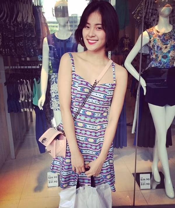 Túi hiệu Chanel Boy hồng phấn của cô nàng có giá khoảng 90 triệu đồng.