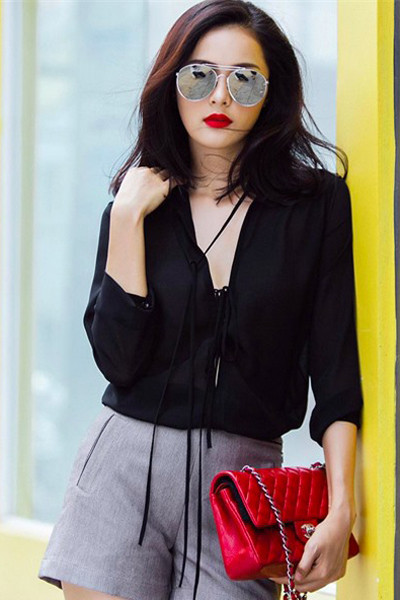 Hạ Vi sở hữu chiếc túi hiệu Chanel 2.55 màu đỏ chần bông có giá 3.000 USD (hơn 67 triệu đồng).