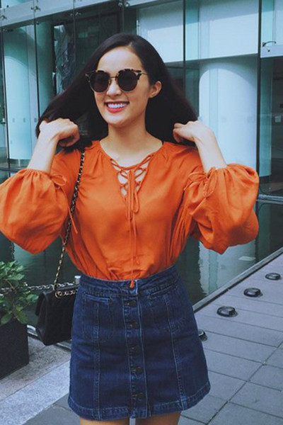 Hạ Vi cũng sở hữu một chiếc túi Chanel 2.55 màu đen.