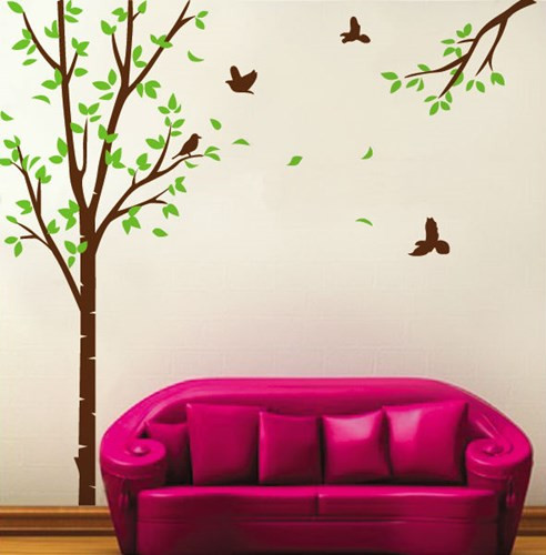 Những chú chim non líu lo và cây cối bắt đầu đâm chồi nảy lộc đón xuân trong căn phòng nhỏ xinh.