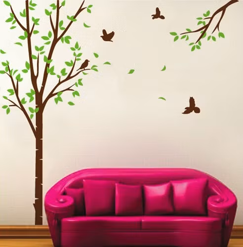 Những chú chim non líu lo và cây cối bắt đầu đâm chồi nảy lộc đón xuân trong căn phòng nhỏ xinh.