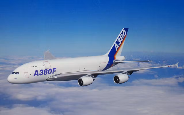 2. Airbus A380F có chiều dài sải cánh: 79,8 m và chiều dài toàn thân 73 m: Với khả năng chuyên chở tới 525 hành khách, chiếc 380F hiện là máy bay chở khách lớn nhất trên thế giới. A380F có 2 tầng với thiết kế đặc biệt sang trọng.
