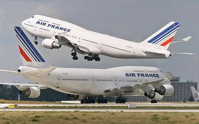 Phiên bản mới đang hoạt động của 747, 747-400 là một trong những loại máy bay dân dụng cỡ lớn nhanh nhất đang hoạt động trong các hãng hàng không với tốc độ đạt 913 km/h. Phiên bản chở khách 747-400 có thể chở 416 khách với ba hạng ghế hoặc 524 khách với bố trí cho hai hạng ghế ngồi.