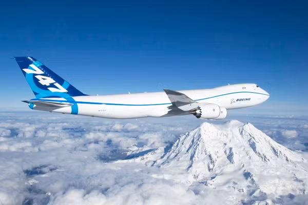 3. Boeing 747 – 8: Phiên bản 747-8 là máy bay thương mại lớn nhất được sản xuất tại Mỹ và là máy bay vận tải hành khách dài nhất thế giới với chiều dài lên tới 76,4m và có khoảng 467 chỗ ngồi.