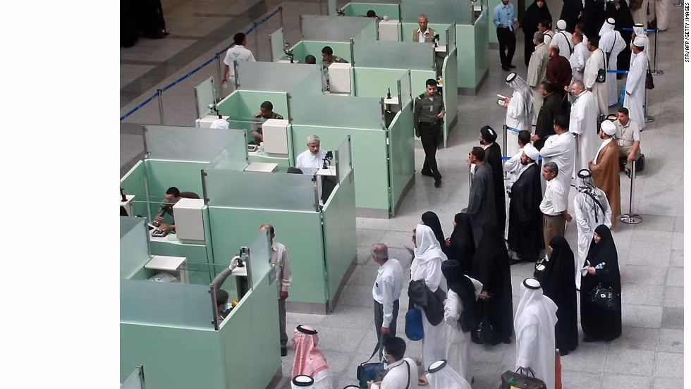 Thứ hai là sân bay quốc tế King Abdulaziz, Ả Rập Saudi: Mặc dù được biết đến là một trong những sân bay đẹp nhất thế giới tuy nhiên đây cũng vẫn bị xếp thứ hai về mức độ dịch vụ tệ nhất thế giới. Đây cũng là một trong những sân bay đông khách nhất Ả rập Saudi.