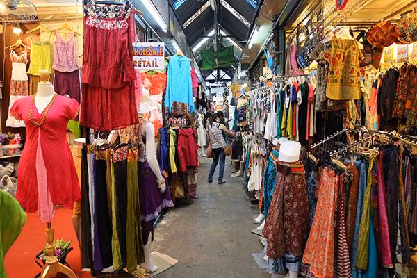 10. Chợ Chatuchak: Liền kề công viên Chatuchak, chợ cuối tuần Chatuchak hoạt động vào thứ bảy và chủ nhật, là thiên đường cho những ai thích ngắm hàng và người săn hàng hạ giá. Tại đây, du khách có thể mua từ quần áo cho đến các đồ trang trí nhà cửa, cây hoa cảnh... và mọi thứ hàng hoá khác.