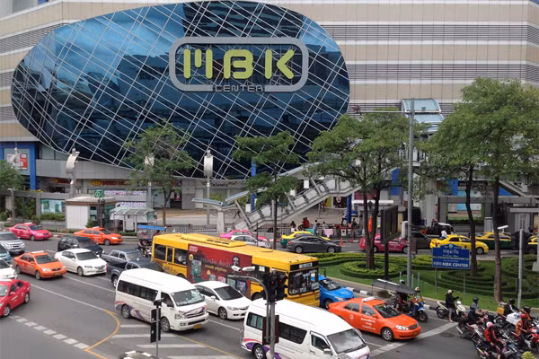 5. Maboonklong MBK: Maboonklong là một trong những trung tâm mua sắm lớn và nổi tiếng tại Thái Lan, một điểm đến thường xuyên cho những tín đồ nghiện shopping. Nơi đây có rất nhiều chủng loại hàng hoá độc đáo, đặc sắc với giá cả phải chăng cộng với thái độ vui vẻ, niềm nở, tận tình của những người bán hàng khiến ai bước ra từ đây đều không khỏi nở nụ cười hài lòng.