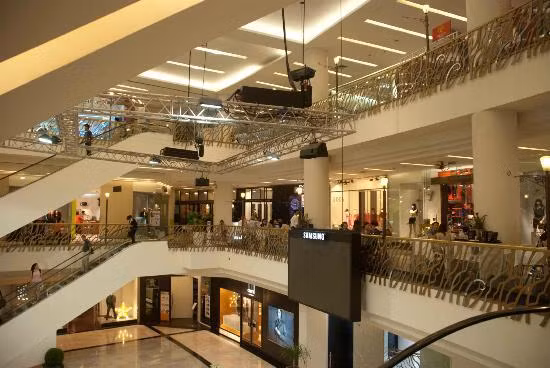 7. Cung cấp các sản phẩm nổi tiếng với giá đặc biệt, Emporium là trung tâm mua sắm thời trang và đắt tiền có các cửa hàng bán nhiều loại sản phẩm đặc biệt giúp bạn có thể mua đủ mọi thứ tại một nơi mà thôi. Eporium còn có quán cà phê, siêu thị, các cửa hàng sách.