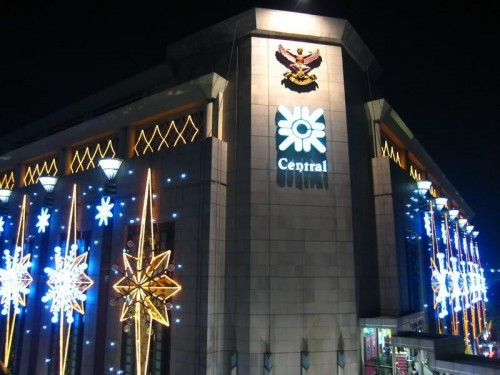 1. Central Chidlom: Nằm trong hệ thống Central Group, Central Chidlom là một trung tâm mua sắm lớn tại Thủ đô Bangkok. Bắt đầu mở cửa từ năm 1973, đến nay Central Chidlom đã xây dựng được hình ảnh khu mua sắm Thái Lan hiện đại với rất nhiều mặt hàng từ bình thường đến cao cấp, đầy đủ các chủng loại từ quần áo vải vóc, cho đến đồ trang sức, hàng tiêu dùng... Tại đây còn có những khu vui chơi giải trí phục vụ khách tham quan mua sắm.