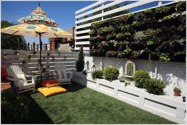 Những kiểu vườn cây treo thẳng đứng không chỉ giúp không gian trong nhà sinh động hơn mà còn được tận dụng để trang trí tường rào ấn tượng.