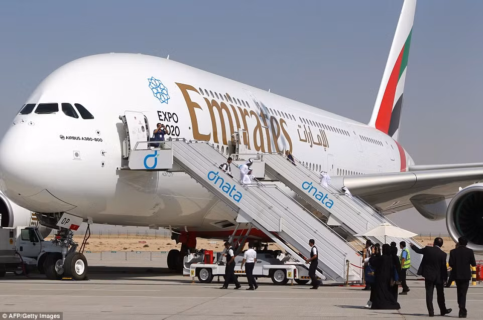 Chiếc máy bay chở khách Airbus A380 của hãng Emirates có 615 chỗ ngồi đã trở thành chiếc máy bay nhiều chỗ ngồi nhất thế giới. Chiếc máy bay có 615 chỗ ngồi này đánh bại kỷ lục máy bay A380 nhiều chỗ ngồi nhất do hãng Air France nắm giữ trước đó với 538 ghế.