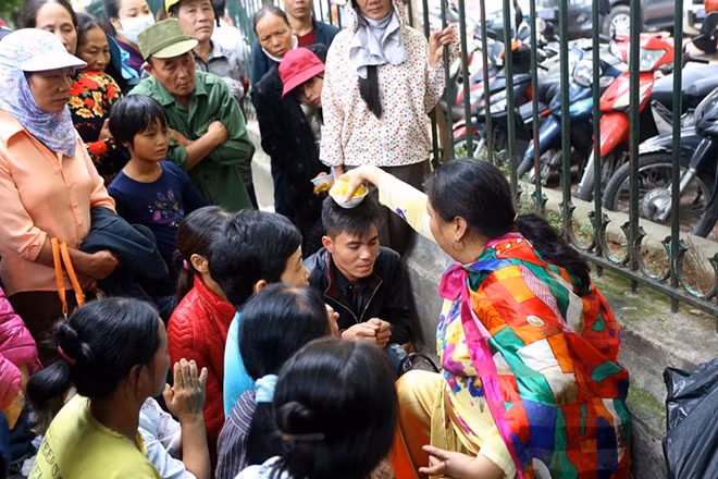 Một kiểu làm phép chữa bệnh bằng cách đặt bát xôi lên đỉnh đầu người bệnh.