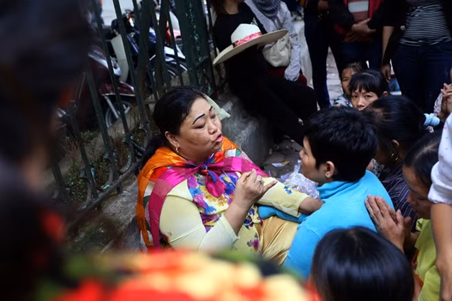 Thêm một bệnh nhân nữ khác được người phụ nữ khám.