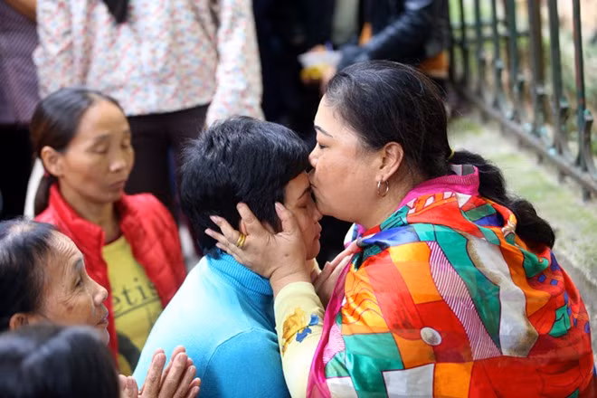 'Thánh chữa bệnh" khoe mình là con của Ngọc Hoàng thượng đế xuống cứu giúp người trần. Người phụ nữ này mút trán để hút bệnh ra ngoài, rồi sau đó truyền năng lượng lại cho bệnh nhân.