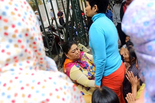 Làm phép một cách kỳ dị bằng cách sờ vào vùng nhạy cảm của người bệnh.