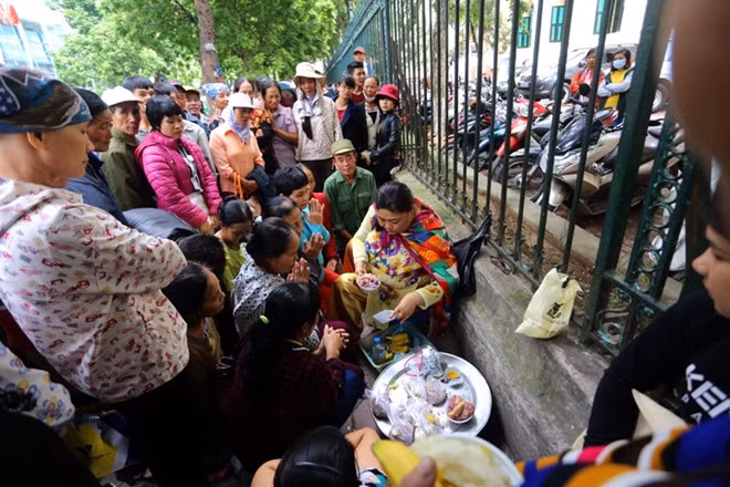 Mọi người tập trung xung quanh ''thánh chữa bệnh'' vái lạy, thậm chí có người còn gọi bà này là "Mẫu''.