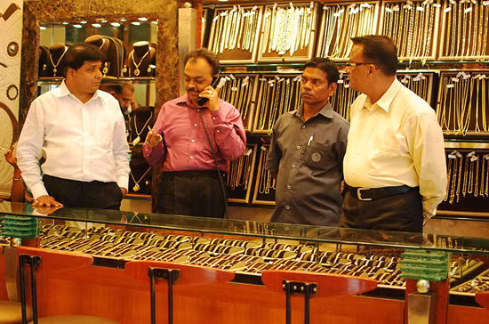 Lễ hội ánh sáng Diwali của người theo đạo Hindu được xem là mùa ăn nên làm ra của các nhà kinh doanh vàng tại Ấn Độ, một trong những nước tiêu thụ vàng lớn nhất thế giới. Vào dịp này, người dân Ấn Độ thường đi mua vàng cho lễ cưới hoặc để mong cầu hạnh phúc.