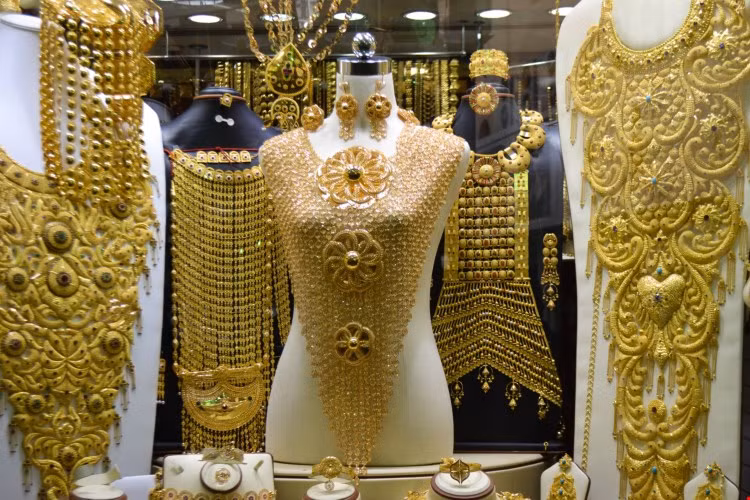 The Gold Souk, Dubai: Chợ kinh doanh vàng Gold Souk của Dubai là một trong những trung tâm buôn bán vàng lớn nhất thế giới. Không giống như các quốc gia khác trên thế giới, chợ vàng Gold Souk được bán theo đơn vị gram (g) đến kg. Thậm chí, vàng ở đây được bán với số lượng lớn, ước tính lên tới hàng tấn.
