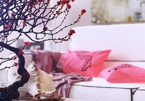 Thay một bộ ghế mới không phải là việc đơn giản nên vì vậy, bạn cũng có thể tạo điểm nhấn phòng khách với những chiếc gối ôm màu sắc rực rỡ. Những chiếc gối màu đỏ, hồng hoặc in hoa rực rỡ sẽ làm phòng khách nhà bạn như được làm mới.