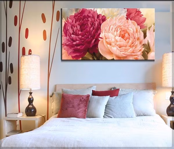 Hoặc một bức tranh với hoa cỏ màu sắc rực rỡ tươi trẻ sẽ tạo cảm giác dễ chịu cho chủ nhân căn phòng.